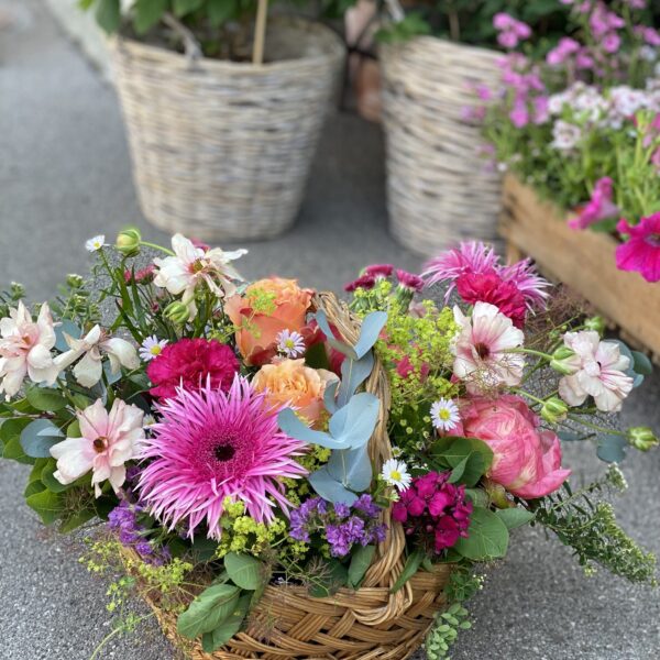 Panier fleuri à anse